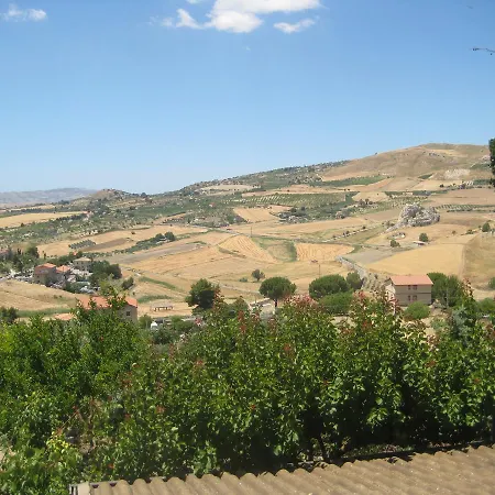 Alojamento de Acomodação e Pequeno-almoço La Falcia Grotte (Sicily)